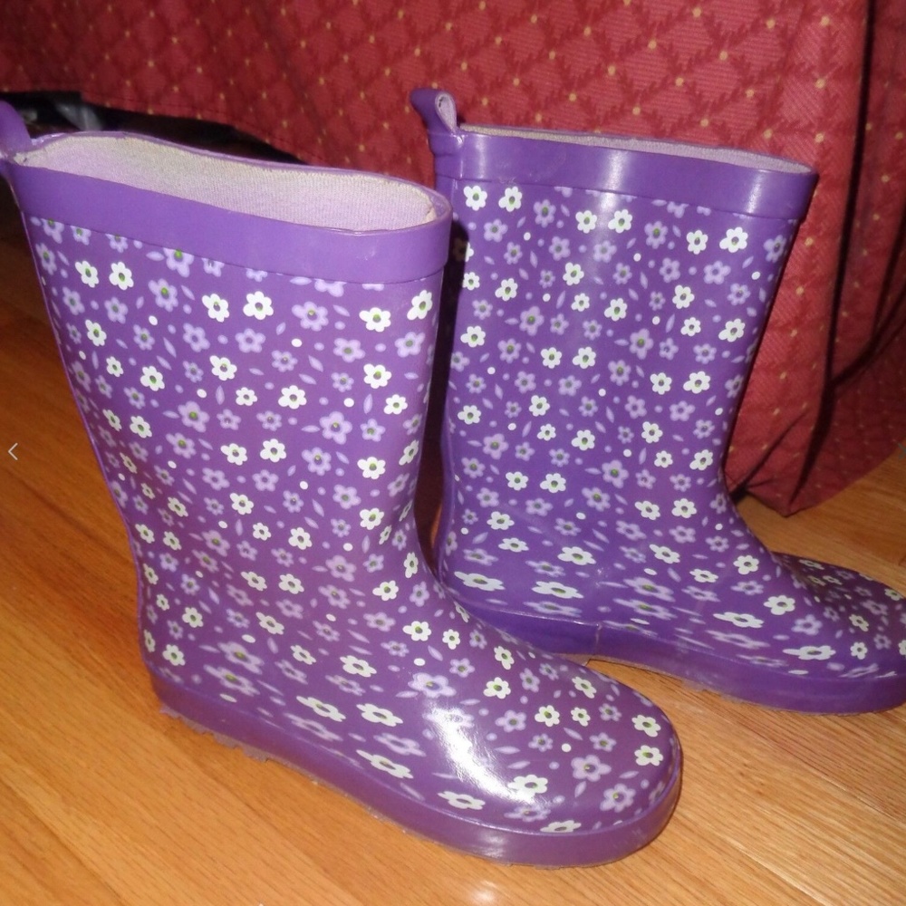 Girl Purple Rain Boots Size 2 3 with White Flowers  Rubber